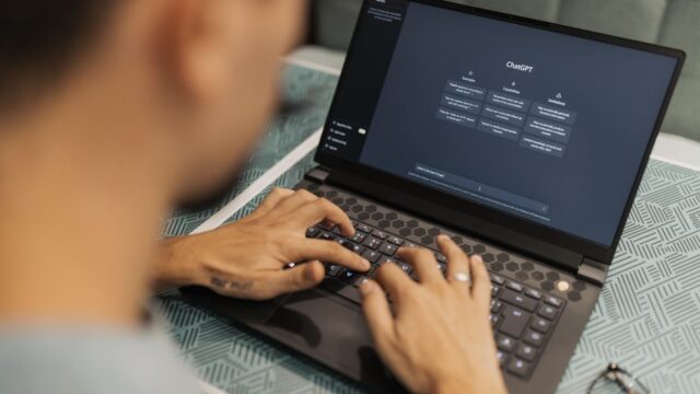AIをノートパソコンで使う様子