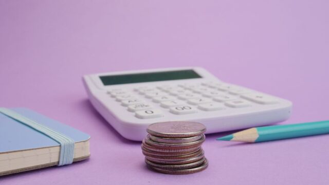 FIRE資金計画（電卓とコインとノート）
