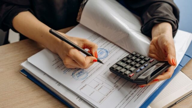開業届と青色申告の手続き（書類と電卓）